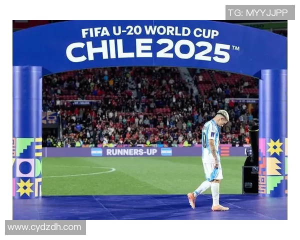 足球明星夺冠瞬间定格精彩时刻展现体育精神与荣耀